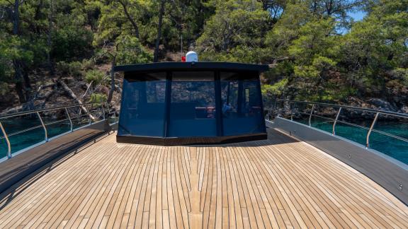 The wide foredeck of the Gottiri motor yacht, with its wooden flooring, offers a comfortable space for sea lovers.