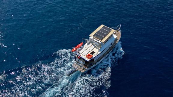 Göcek açıklarında seyir halinde olan Grainne Mhaol trawler yatın arka açıdan çekilmiş görüntüsü.