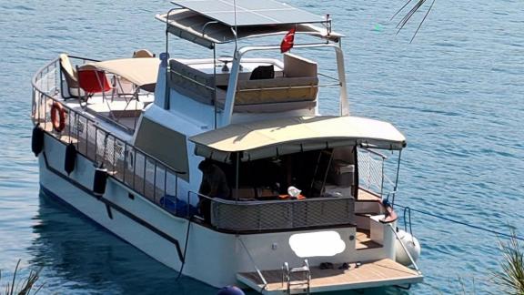 The ideal motor yacht Grida for charter, anchored in Göcek.