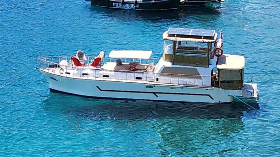 Motor yacht Grida, anchored in the blue waters of Göcek, with a very functional foredeck.