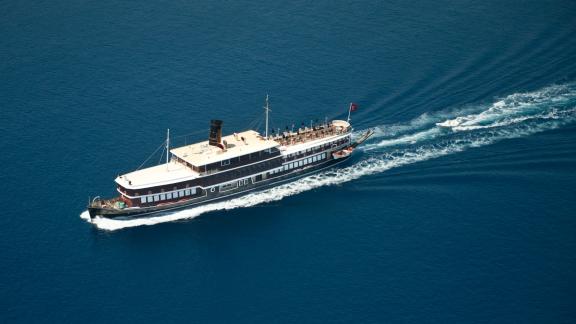 Die Motoryacht Halas 71 fährt durch das blaue Wasser vor Bodrum.