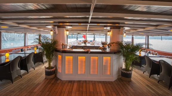 Von der Bar der Halas 71 aus öffnet sich der Blick aufs Heck und das Meer.