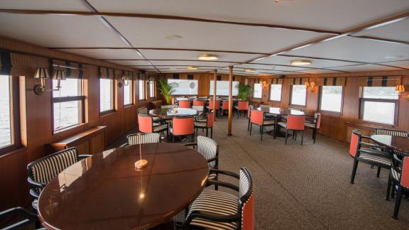 Im Salon der Halas 71 befinden sich elegante Tische mit Meerblick.