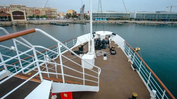 Das Vordeck der Motoryacht Harmony II liegt im Hafen vor Anker.