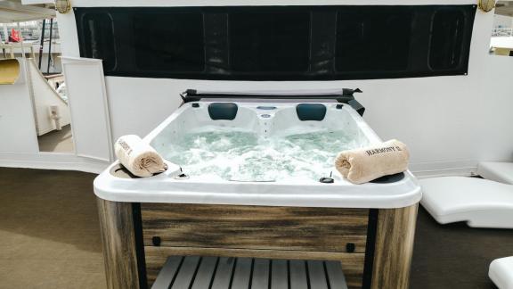 Der Jacuzzi-Bereich der Motoryacht Harmony II bietet einen perfekten Ort zur Entspannung.