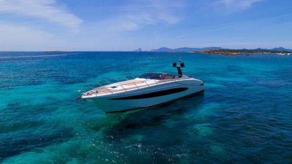 Mallorca açıklarında seyreden Headquarters yatı, sığ ve berrak sularla çevrili. İspanya yat kiralama için mükemmel bir t