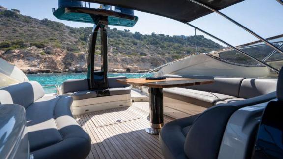 Mallorca'da demirli Headquarters yatının arka güvertesinde konforlu bir oturma alanı bulunuyor. İspanya yat kiralama içi