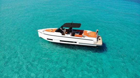 Motor yacht Ikigai offers a peaceful cruise in turquoise waters.