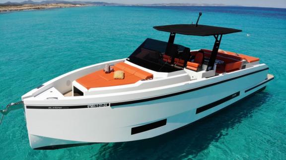Die Motoryacht Ikigai liegt vor Anker im ruhigen türkisfarbenen Wasser.