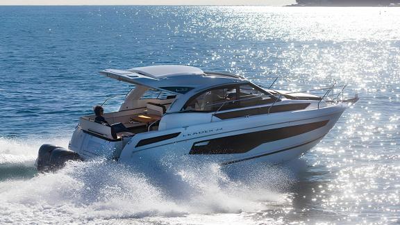 Die Motoryacht Il Sogno fährt schnell auf offenem Meer und spritzt Wasser auf.