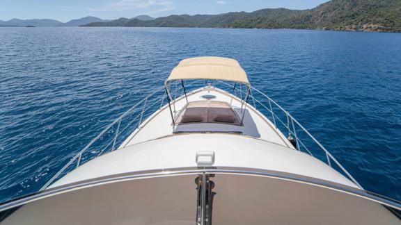 Blick auf das Meer und die umliegende Natur vom Vorderdeck der Motoryacht İmera.