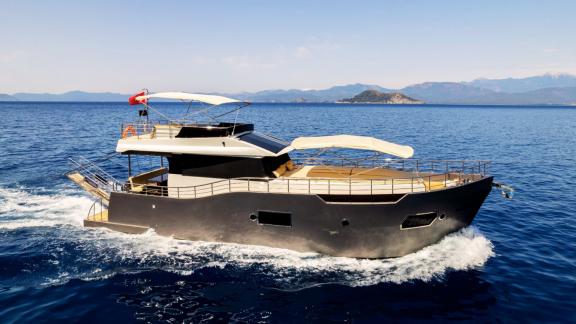 Motoryacht Imperial fährt auf offener See und fällt durch ihr stilvolles und modernes Design auf.