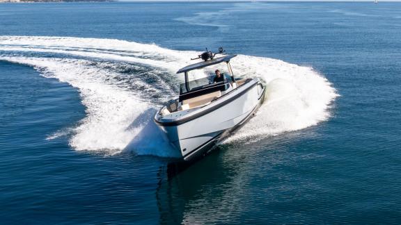 Among Saint Tropez speed boat rental options, Je Men Fous is seen making a sharp turn at sea.