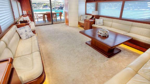 Der geräumige Salon der Motoryacht Julem 1 besticht durch komfortable Sitzbereiche und Meerblick.