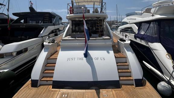 Die Motoryacht Just the two of Us bietet eine große Badeplattform und komfortablen Zugang zum Achterdeck in der Marina v