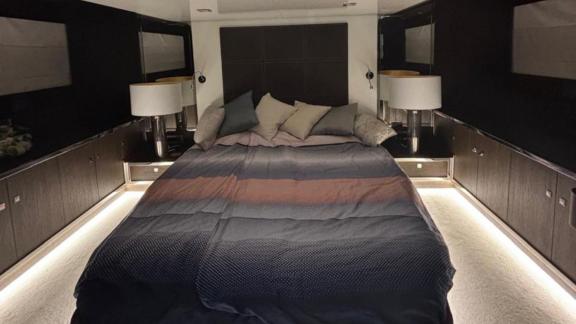 Die Motoryacht Just the two of Us bietet eine luxuriöse Masterkabine mit großem Bett und moderner Beleuchtung.