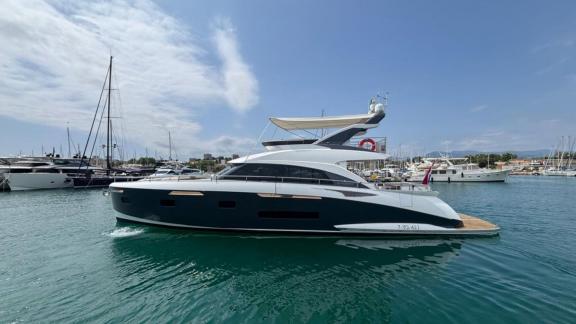 Die Motoryacht Just the two of Us liegt in der Marina von Nizza und präsentiert modernes Design und Luxuscharter.