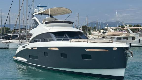 Die Motoryacht Just the two of Us präsentiert sich in der Marina von Nizza mit großem Vorderdeck und modernem Flybridge