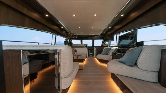 Die Motoryacht Just the two of Us bietet einen modernen Salon mit eleganten Sitzbereichen und Meerblick.