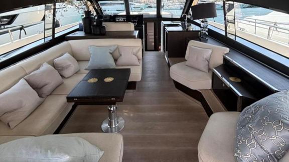 Die Motoryacht Just the two of Us bietet einen modernen Salon mit gemütlichen Sitzgruppen und elegantem Design.