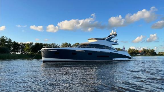 Die Motoryacht Just the two of Us präsentiert sich auf ruhigem Wasser mit modernem Design und luxuriösem Komfort.