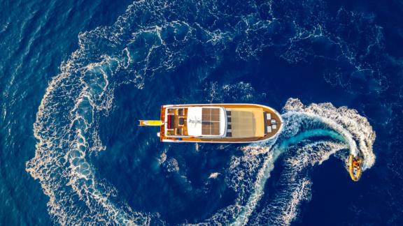 Die Trawler-Yacht Kaan Bey 2 bietet Wassersportvergnügen auf offener See.