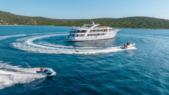 Genießen Sie Wassersport und Luxus auf der Karizma-Yacht in Split.