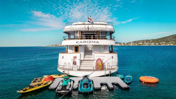 Abenteuerliche Wassersport-Aktivitäten auf der Karizma-Yacht in Split.