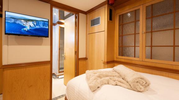Kokomo Nights features a guest cabin with a TV area and convenient access to the private bathroom.