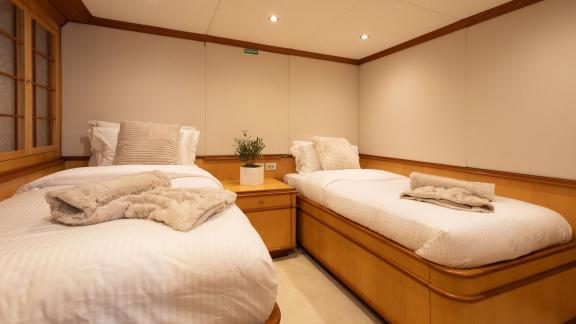 Kokomo Nights features a twin guest cabin designed to provide comfortable accommodation for families and friends.