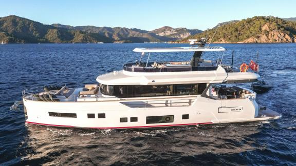 La Luna motor yacht cruising on the sea, side view.