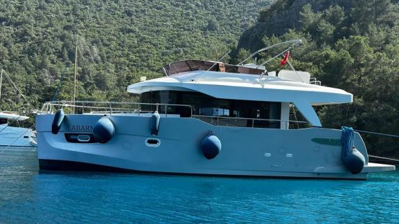 Anchored in Göcek, motor yacht Labarna stands out with its modern design and comfort.