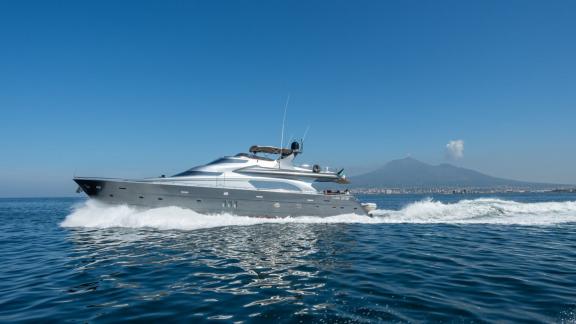 Italy luxury yacht charter for an unforgettable sea tour along the Naples coast.