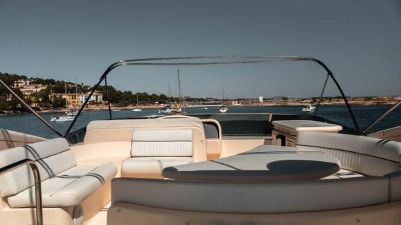 Mallorca yat kiralama seçeneği sunan Lady Elbaum’un flybridge alanında konforlu bir oturma grubu yer alıyor.