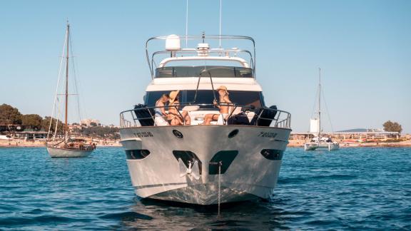 Mallorca yat kiralama için tercih edilen Lady Elbaum’un ön güvertesinde misafirler güneşin tadını çıkarıyor.