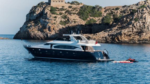 Die vor Anker liegende Lady KC bietet luxuriösen Wochencharter in ruhigen Buchten rund um Ibiza.