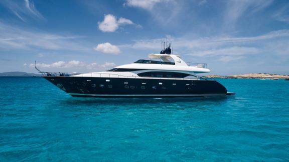 Die Lady KC ankert in türkisfarbenem Wasser und bietet eine luxuriöse und elegante Reise.