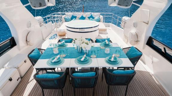 Unter den Tagescharter Optionen auf Ibiza zeigt sich die Lady KC mit einem Essbereich auf der Flybridge.