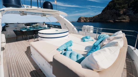 Unter den privaten Yachtcharter Optionen auf Ibiza zeigt sich die Lady KC mit großzügigem Flybridge Bereich.