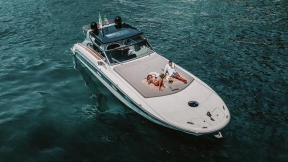 Die Motoryacht Lady Rose bietet großzügige Liegeflächen zum Sonnenbaden an der Amalfiküste. Perfekt für eine tägliche Ya