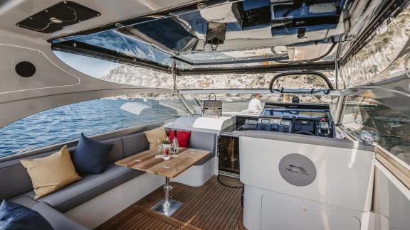 Der moderne Cockpitbereich der Motoryacht Lady Rose ist perfekt für entspannte Momente mit Blick auf Amalfi. Ideal für T