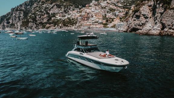 Die Motoryacht Lady Rose ankert vor der malerischen Kulisse von Positano. Perfekt für eine Motoryacht-Charter an der Ama