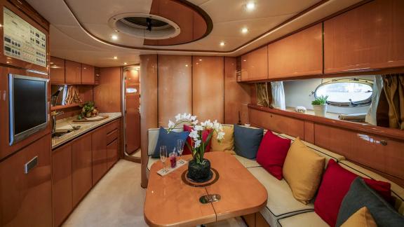 Der moderne Salon der Motoryacht Lady Rose mit komfortabler Sitzecke und Küche sorgt für eine angenehme Atmosphäre. Perf