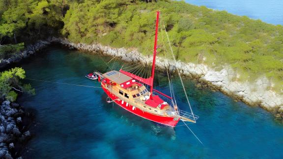 Mieten Sie die elegante Gulet Le Rouge in Fethiye und genießen Sie eine luxuriöse Auszeit auf dem Wasser.