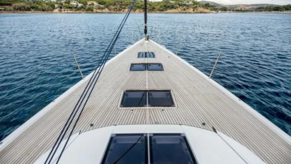 The spacious foredeck of the Life Time sailing yacht is perfect for relaxing with a sea view.