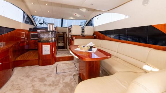 Der Salon der Motoryacht Luna 4 verfügt über einen großen Sitzbereich, stilvolle Dekoration und eine moderne Küche.