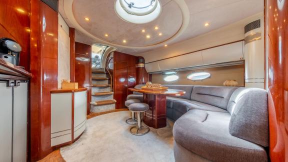 Eleganter Salon der Yacht Make My Day mit bequemen Sitzgelegenheiten und stilvollem Dekor.