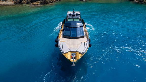 Vorderansicht der Motoryacht Mazu 58 in den blauen Gewässern von Göcek, ein Treffpunkt von modernem Design und Eleganz.