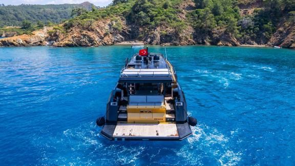 Rückansicht der Motoryacht Mazu 58 in Göcek, die mit ihrem modernen und stilvollen Design beeindruckt.