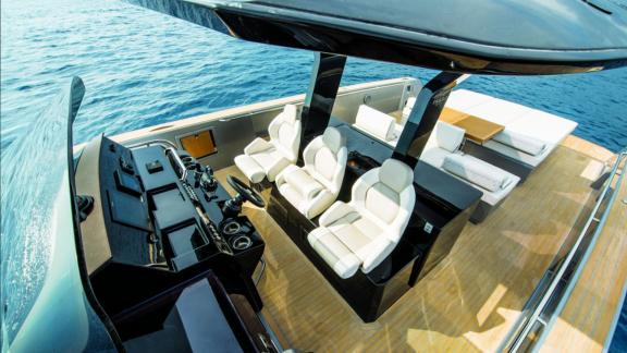 Unter den täglichen Yachtcharter Optionen in Nizza zeigt sich die Melek mit Steuerstand und Kapitänssitzen.